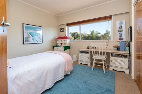 Photo of property in 17 Liston Crescent, Cockle Bay, Auckland, 2014