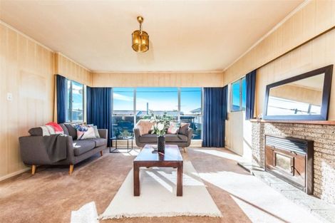 Photo of property in 6 Griffiths Grove, Newlands, Wellington, 6037