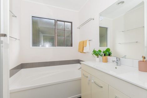 Photo of property in 15 Somes Crescent, Newlands, Wellington, 6037