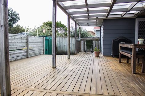 Photo of property in 15 Taikata Road, Te Atatu Peninsula, Auckland, 0610