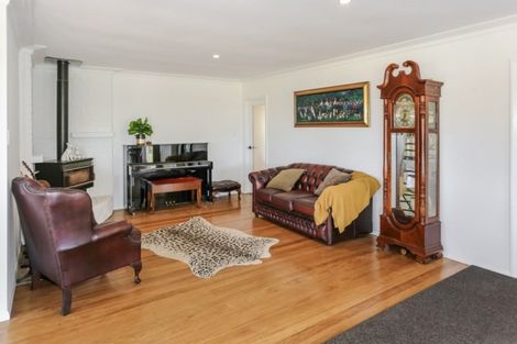 Photo of property in 21 Bush Road, Waiatarua, Auckland, 0604