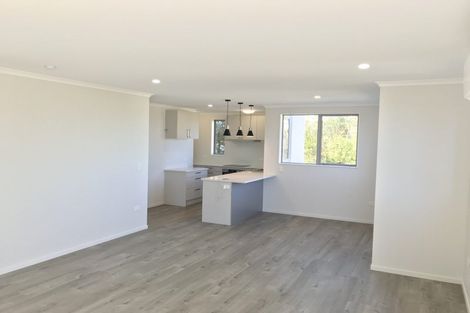 Photo of property in 2d/4 Sunnynook Road, Sunnynook, Auckland, 0620