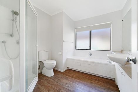 Photo of property in 2 Hillwell Drive, Henderson, Auckland, 0612