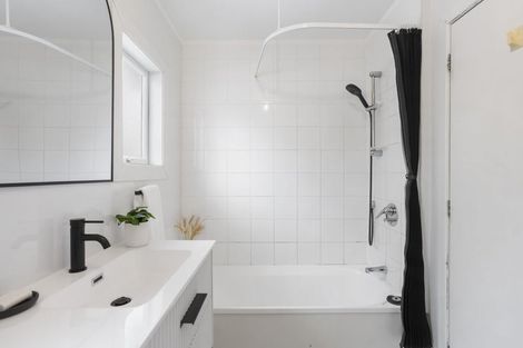Photo of property in 1/12 Craigbank Avenue, New Lynn, Auckland, 0600