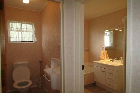 Photo of property in 10 Reeves Road, Acacia Bay, Taupo, 3330