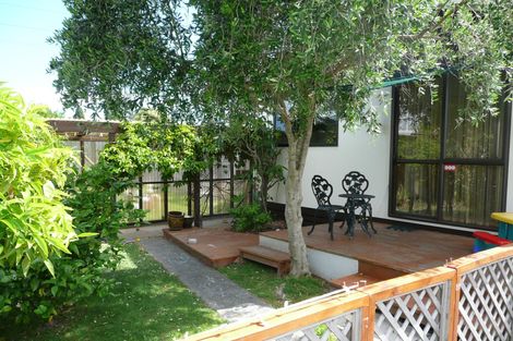 Photo of property in 48 Queen Mary Avenue, New Lynn, Auckland, 0600