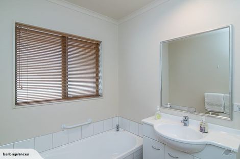 Photo of property in 135 Guildford Drive, Paraparaumu Beach, Paraparaumu, 5032