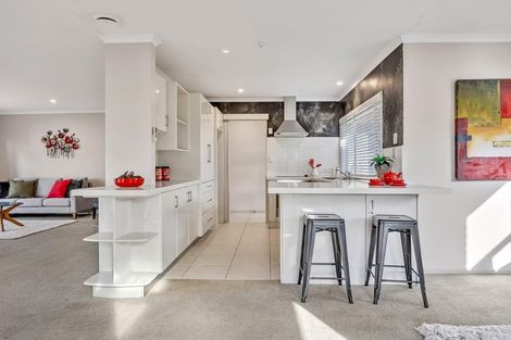 Photo of property in 13 Bridgehead Cove, West Harbour, Auckland, 0618