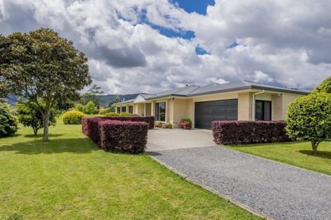Photo of property in 16 Pukematawai Lane, Levin, 5571
