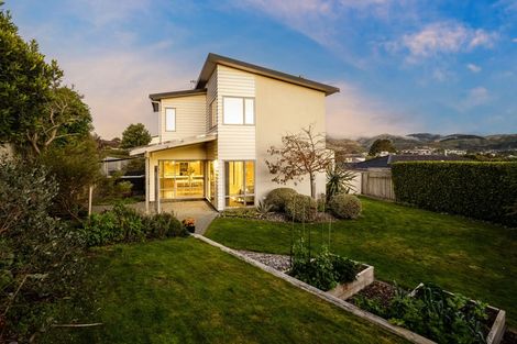 Photo of property in 6 Sumner Terrace, Aotea, Porirua, 5024