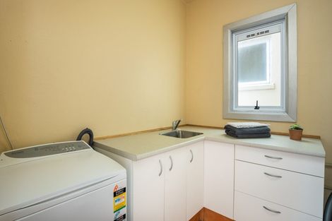 Photo of property in Devonport Apartments, 4/127 Saint Aubyn Street, New Plymouth, 4310