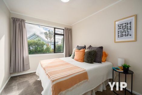Photo of property in 2 Griffiths Grove, Newlands, Wellington, 6037
