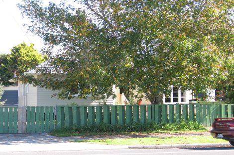 Photo of property in 69 Beach Road, Te Atatu Peninsula, Auckland, 0610