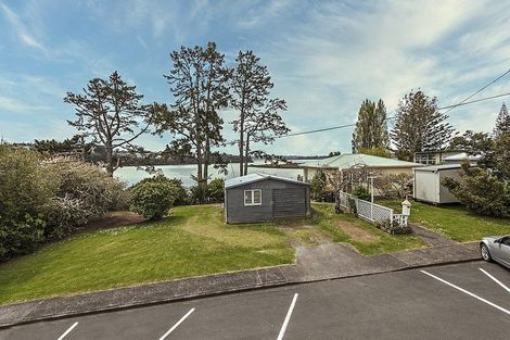Photo of property in 9 Chapman Road, Te Atatu Peninsula, Auckland, 0610
