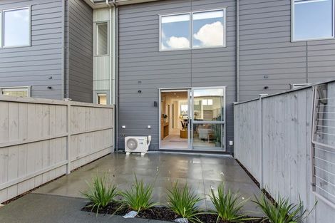 Photo of property in 10 Park Green Avenue, Rosehill, 2113