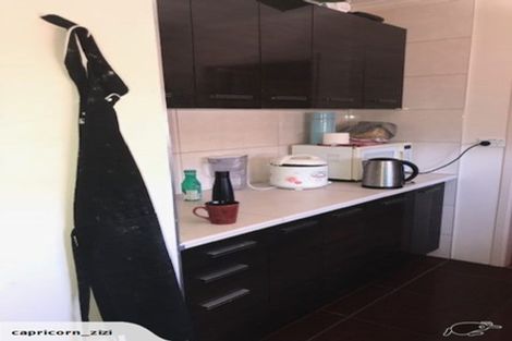 Photo of property in 2 Springside Place, New Lynn, Auckland, 0600