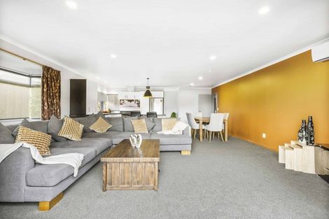 Photo of property in 15 Hollinger Place, Nawton, Hamilton, 3200