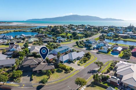 Photo of property in 6 Te Ropata Place, Waikanae Beach, Waikanae, 5036