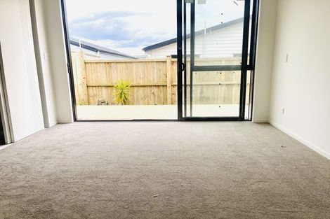 Photo of property in 17 Cronshaw Road, Karaka, 2113