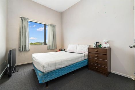 Photo of property in 28/3 Hulme Place, Henderson, Auckland, 0612