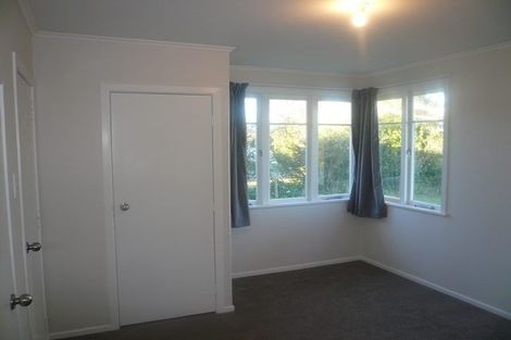 Photo of property in 16 Hobsonville Road, West Harbour, Auckland, 0618