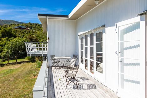 Photo of property in 15 Mccormicks Road, Whatamango Bay, Picton, 7281