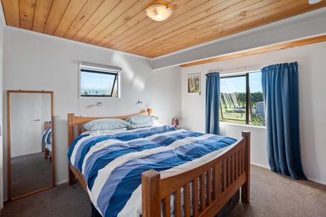 Photo of property in 593 Waikawa Beach Road, Waikawa Beach, Levin, 5573