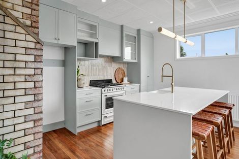 Photo of property in 10 Mangorei Road, Strandon, New Plymouth, 4312