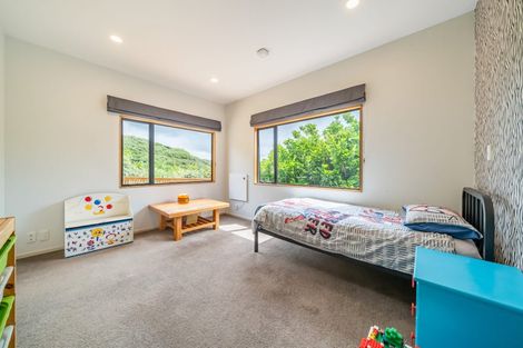 Photo of property in 8a Kiriwai Road, Paremata, Porirua, 5024