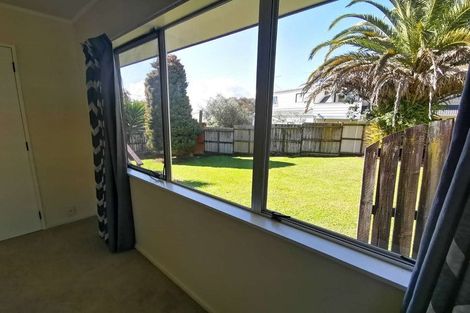 Photo of property in 21 Raelene Place, Massey, Auckland, 0614