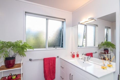 Photo of property in 3 Rewarewa Crescent, Waikanae, 5036