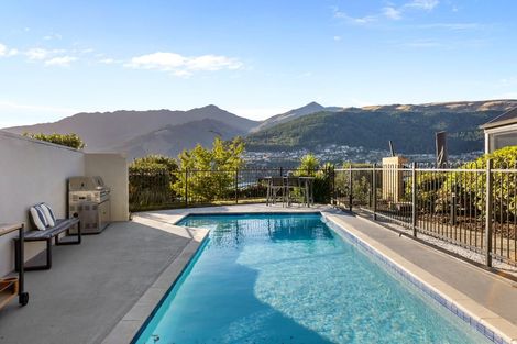Photo of property in 8 Elizabeth Place, Kelvin Heights, Queenstown, 9300