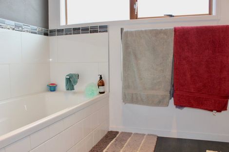 Photo of property in 68 Hyperion Drive, Randwick Park, Auckland, 2105