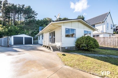 Photo of property in 68 Colchester Crescent, Newlands, Wellington, 6037