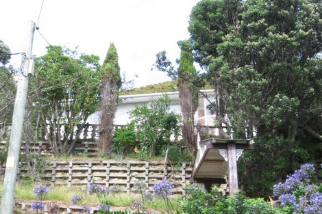 Photo of property in 16 Liffey Crescent, Island Bay, Wellington, 6023