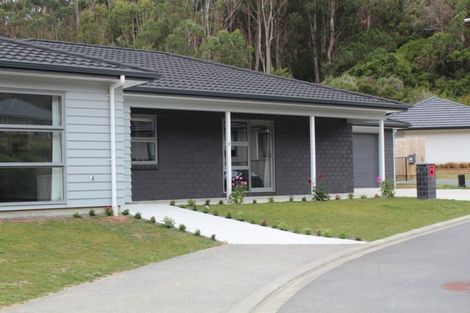 Photo of property in 2 Hull Place, Whitby, Porirua, 5024
