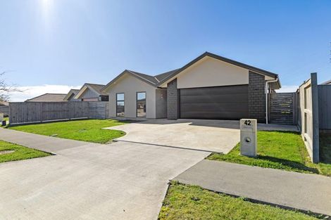 Photo of property in 42 Sardinia Grove, Fitzherbert, Palmerston North, 4410