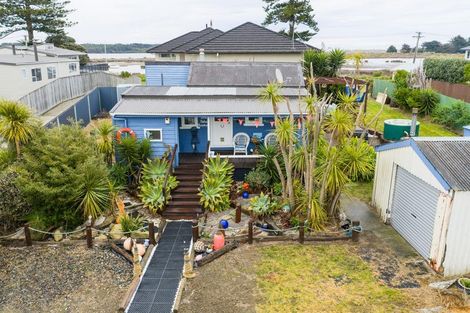Photo of property in 15 Hall Place, Foxton Beach, Foxton, 4815