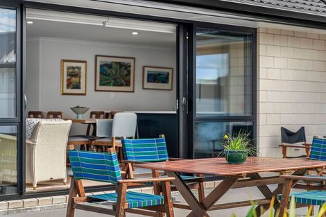 Photo of property in 98 Kaurinui Crescent, One Tree Point, 0118