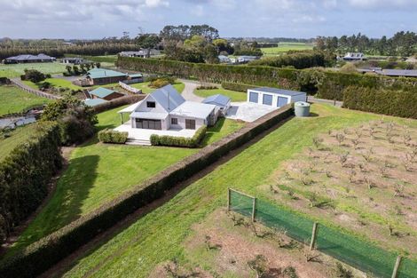 Photo of property in 2 Arthur Road, Paraite, New Plymouth, 4373