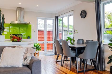 Photo of property in 4 Eton Place, Terrace End, Palmerston North, 4410