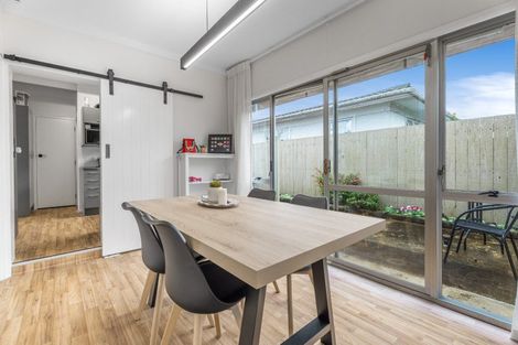 Photo of property in 1/2 Edwards Avenue, Henderson, Auckland, 0610