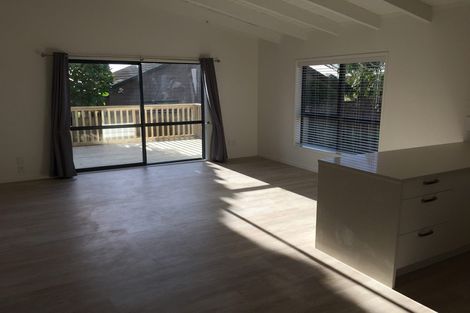 Photo of property in 2/48 Sunset Road, Unsworth Heights, Auckland, 0632