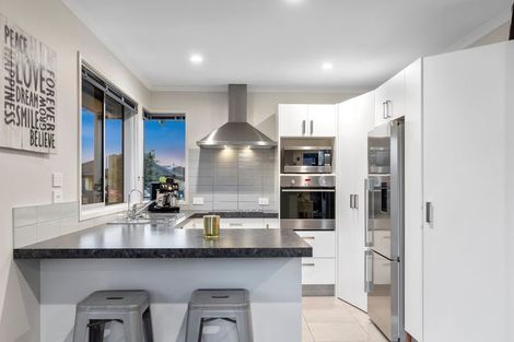 Photo of property in 22 Rainey Crescent, Papamoa Beach, Papamoa, 3118