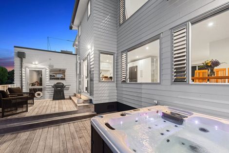 Photo of property in 18 Ridge Road, Waiake, Auckland, 0630