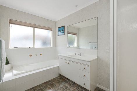 Photo of property in 16 Sandhurst Drive, Papamoa Beach, Papamoa, 3118