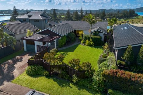 Photo of property in 61 Rosario Crescent, Red Beach, 0932