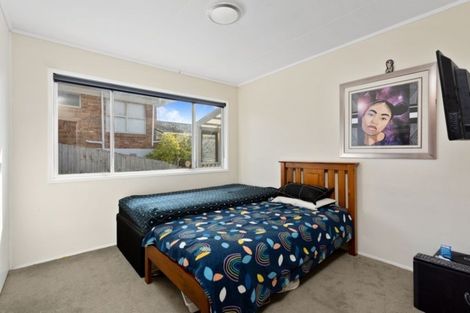 Photo of property in 52 Ayton Drive, Totara Vale, Auckland, 0629