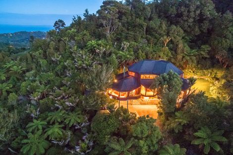 Photo of property in 170 Scenic Drive, Titirangi, Auckland, 0604