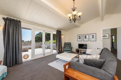 Photo of property in 15 Dunmail Way, Newlands, Wellington, 6037